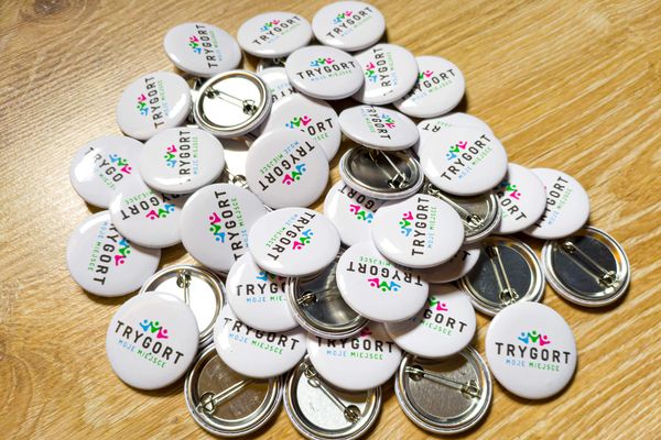 Trygort – Przypinki reklamowe – stowarzyszenie rozwoju wsi
